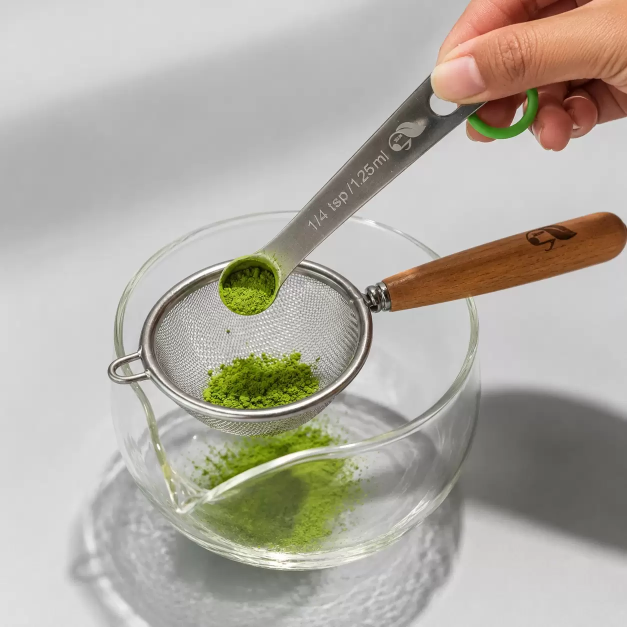 TeaTune stainless steel scoop preparation scene