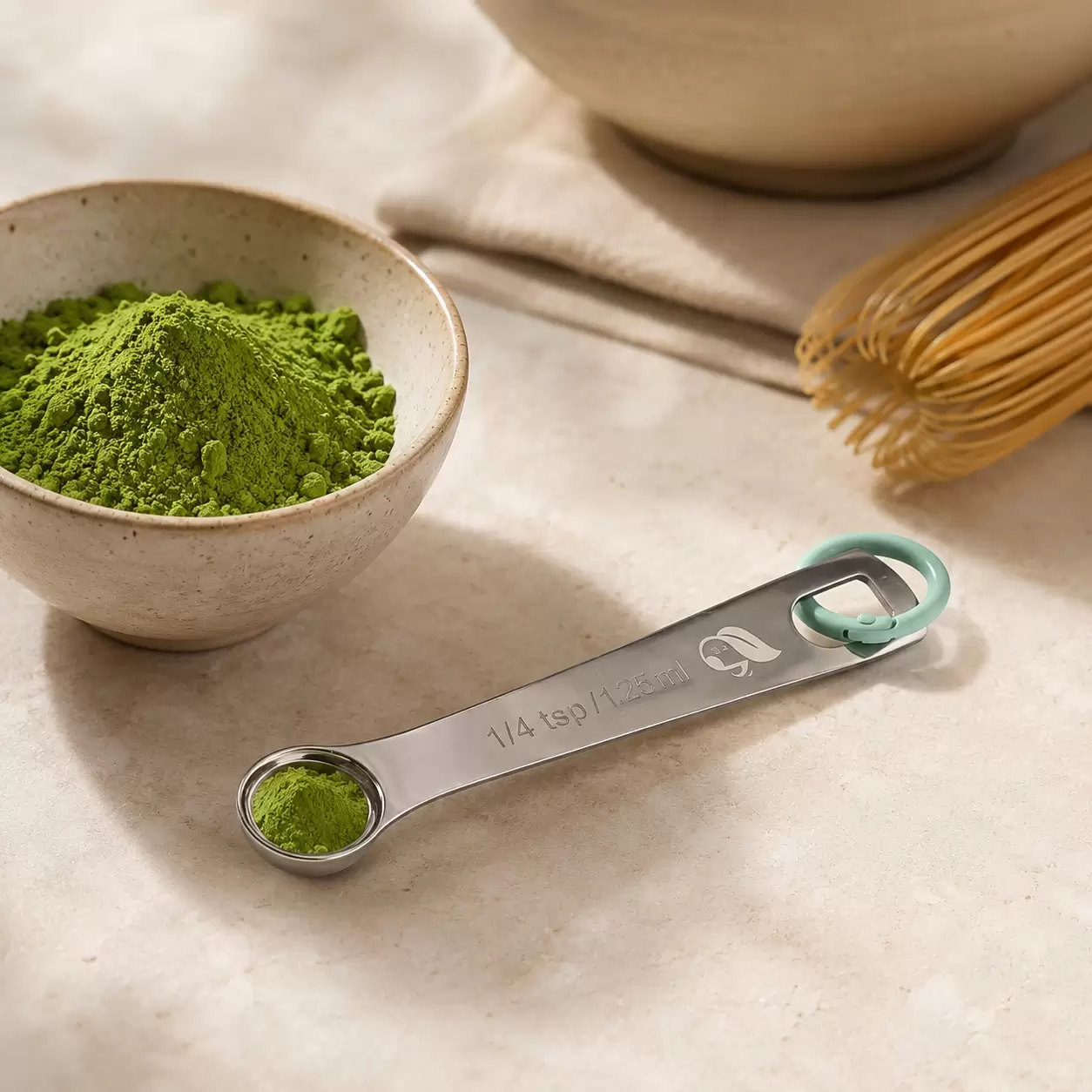 TeaTune stainless steel scoop preparation scene