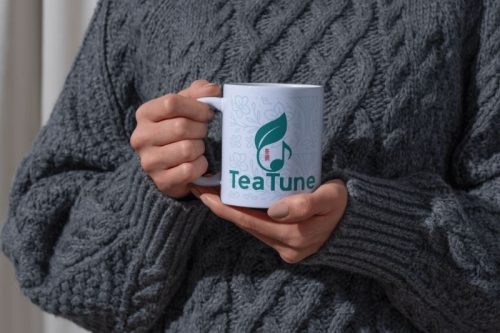 holding-teatune-logo-mug